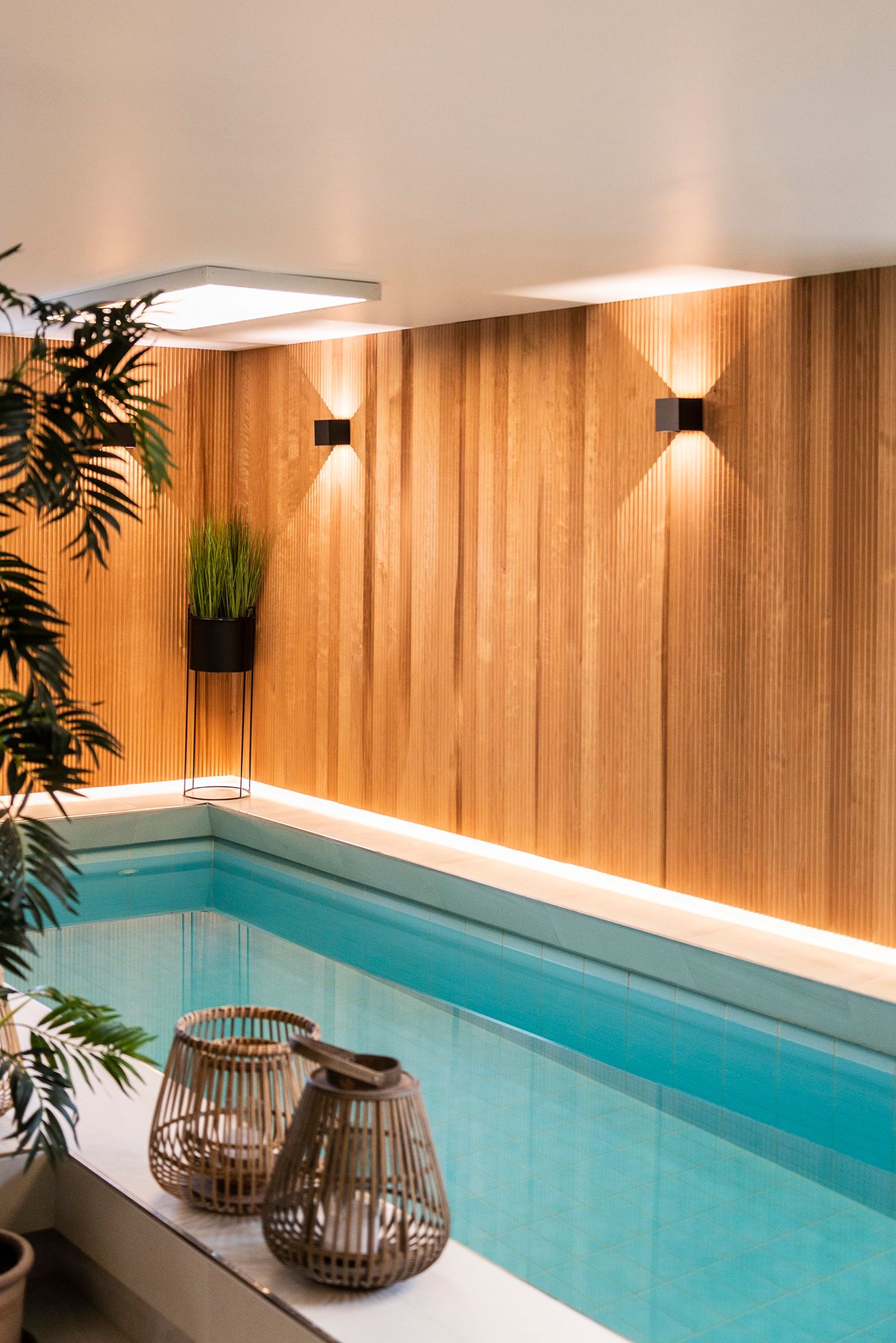 Allastilat valaistuna mustilla FUNK seinävalaisimilla ja katossa suuret paneelivalaisimet.